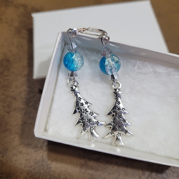 Seasonal Earrings - Picture 3 of 4